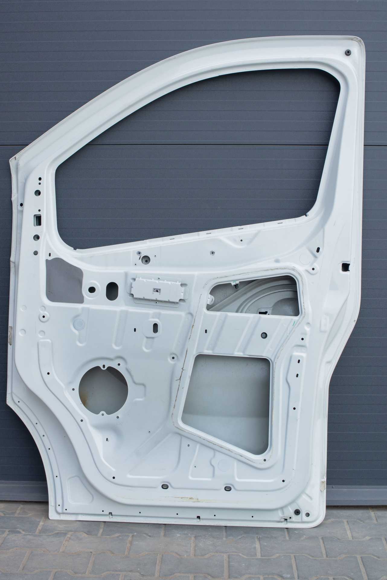 Двері передні праві Renault Trafic (Opel Vivaro, Nissan NV300) 2014 -, 801005445R Б/В