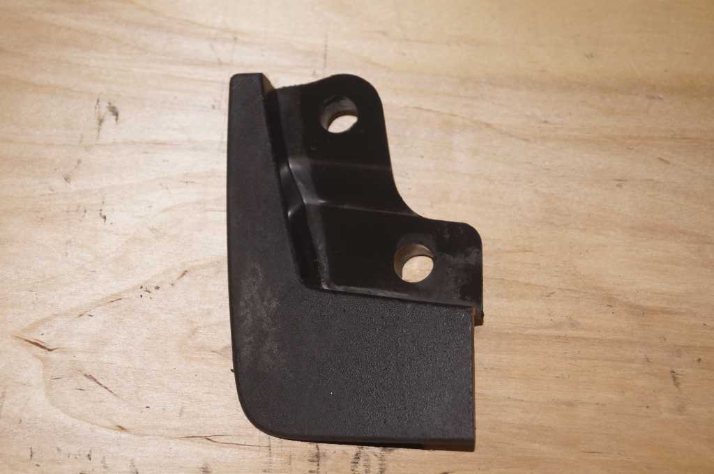 Бризговик передній правий Renault Trafic (Opel Vivaro, Nissan NV300) 2014 -, 8200091702 Б/В