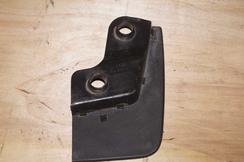 Бризговик передній правий Renault Trafic (Opel Vivaro, Nissan NV300) 2014 -, 8200091702 Б/В