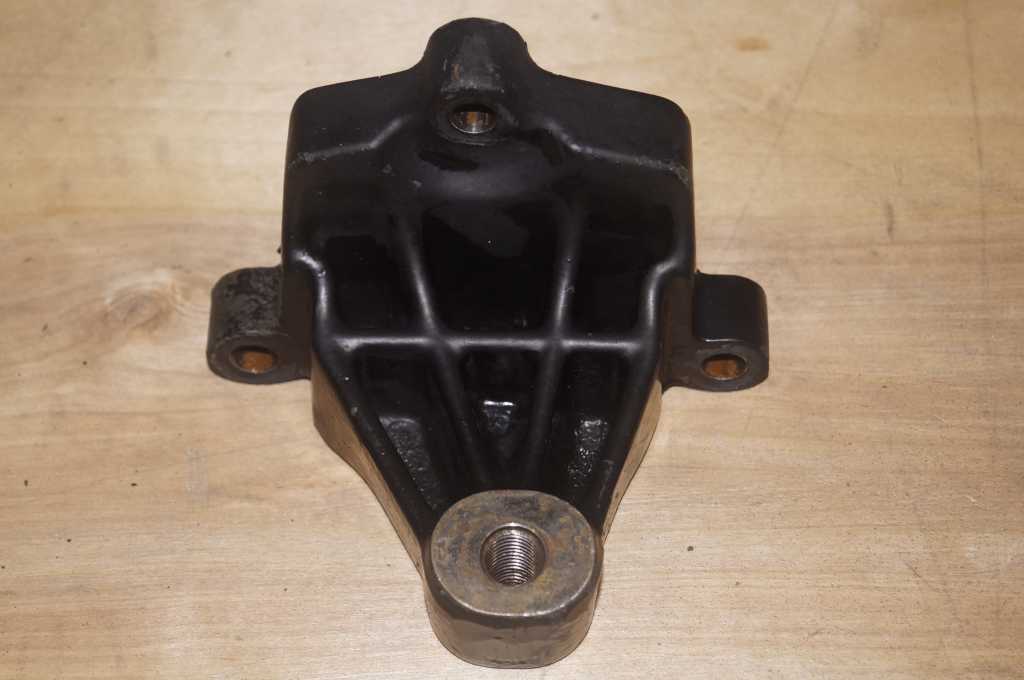 Кріплення нижньої подушки Renault Trafic 1.9 (Vivaro, Primastar) 113329625R Б/В