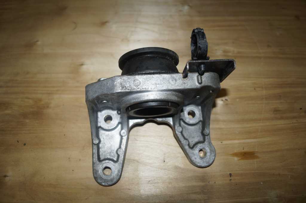 Кронштейн подушки лівої Renault Trafic 1.9 (Vivaro, Primastar), 8200219372 Б/В