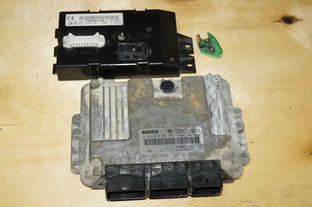 Блок управління двигуном комплект 2.5DCI Renault Master (Opel Movano,Nissan Interstar) 2007-2010 БУ