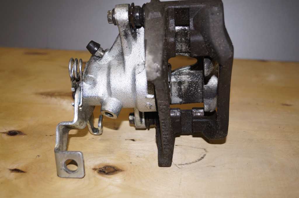 Супорт задній правий Renault Master (Opel Movano,Nissan Interstar) 2003-2010, 7701208037 Б/В