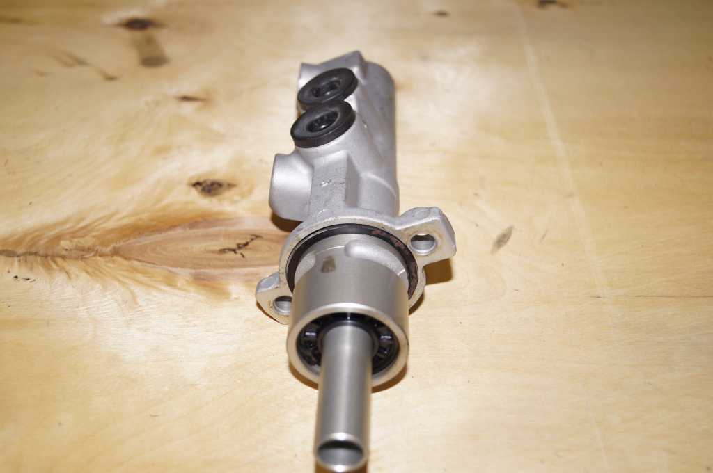 Головний гальмівний циліндр Renault Master (Opel Movano,Nissan Interstar) 2004-2010, 7701207979 Б/В