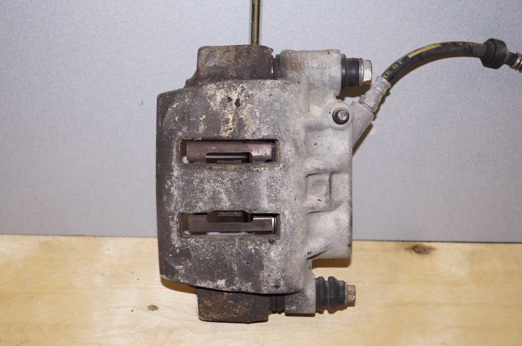 Супорт передній правий Renault Master (Opel Movano,Nissan Interstar) 2003-2010, 7701208013 Б/В