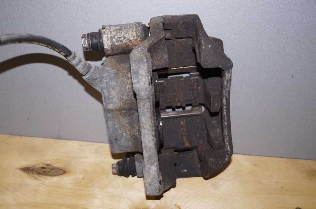 Супорт передній правий Renault Master (Opel Movano,Nissan Interstar) 2003-2010, 7701208013 Б/В