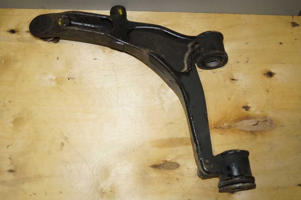 Ричаг нижній правий Renault Master (Movano,Interstar) 2003-2010, 8200767825 Б/В