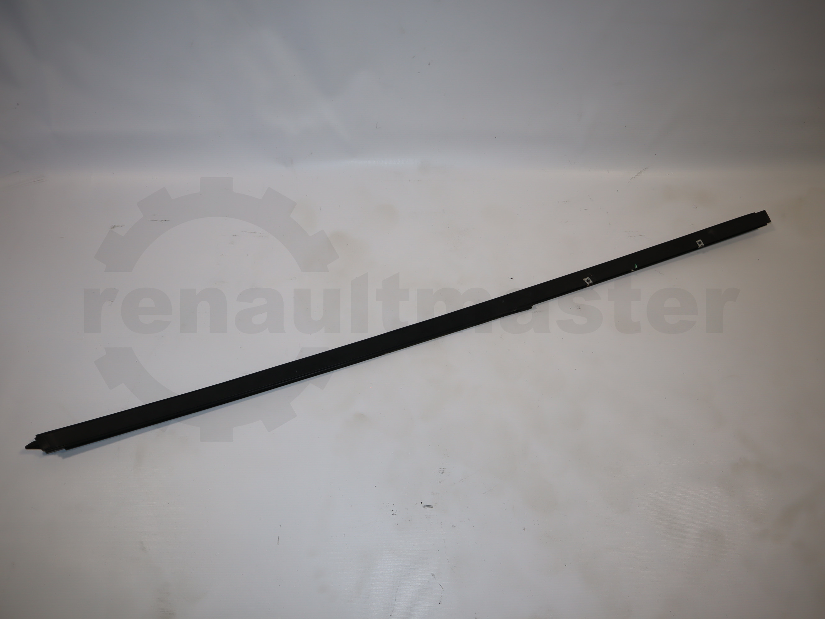 Направляюча скла передніх правих дверей (довга) Renault Master (Opel Movano, Nissan NV400) 2010 -, 8200685577 Б/В