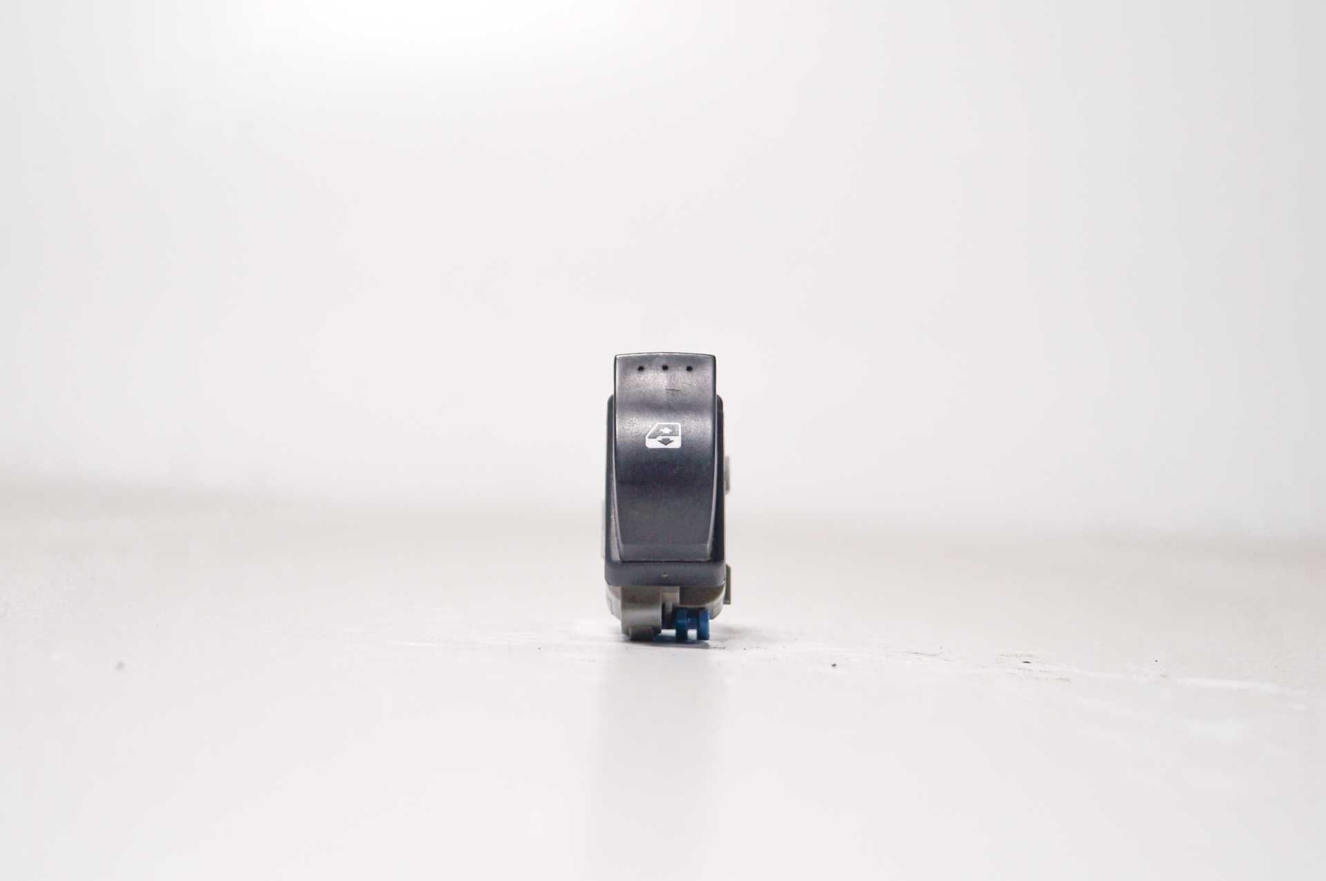 Кнопка склопідйомника права Renault Master (Opel Movano, Nissan NV400) 2010 -, 8200476809 Б/В