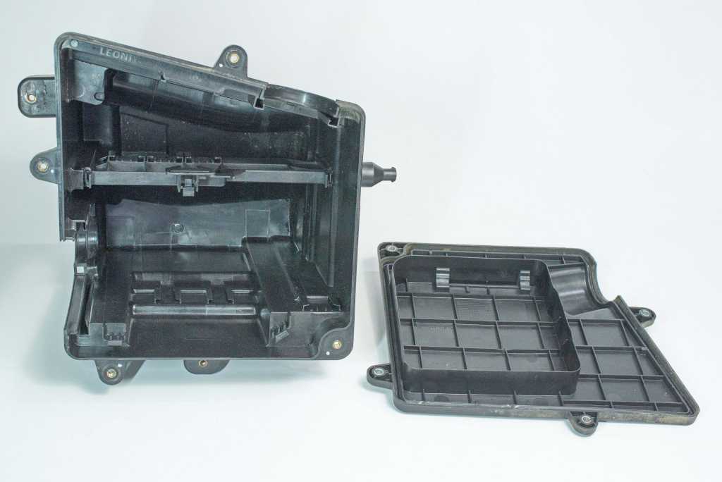 Корпус блока запобіжників (великий) Renault Master (Opel Movano, Nissan NV400) 2010 -, 243137085R Б/В