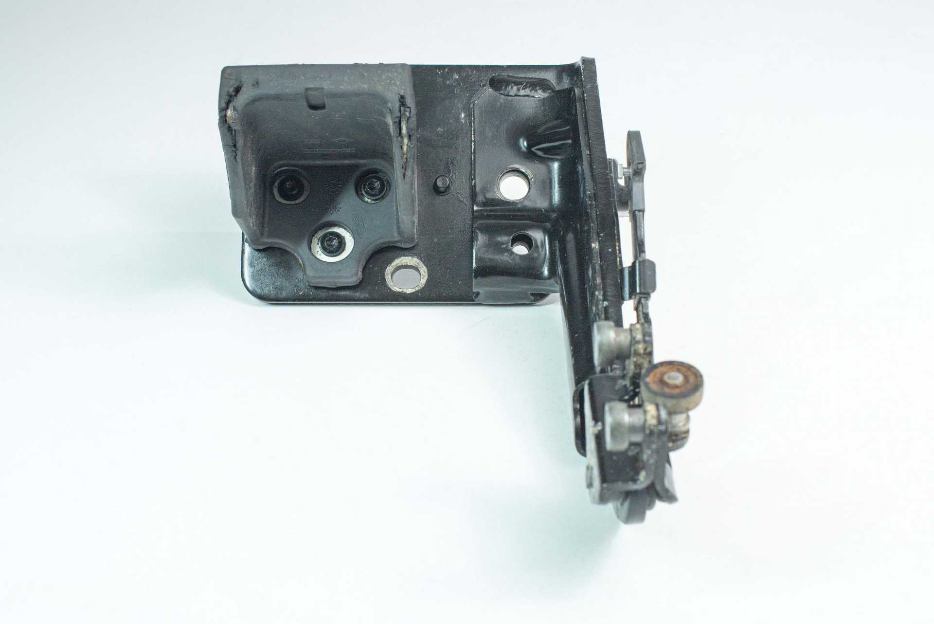 Ролик правих бокових дверей нижній Renault Master (Opel Movano, Nissan NV400) 2010 -, 8200660913 Б/В