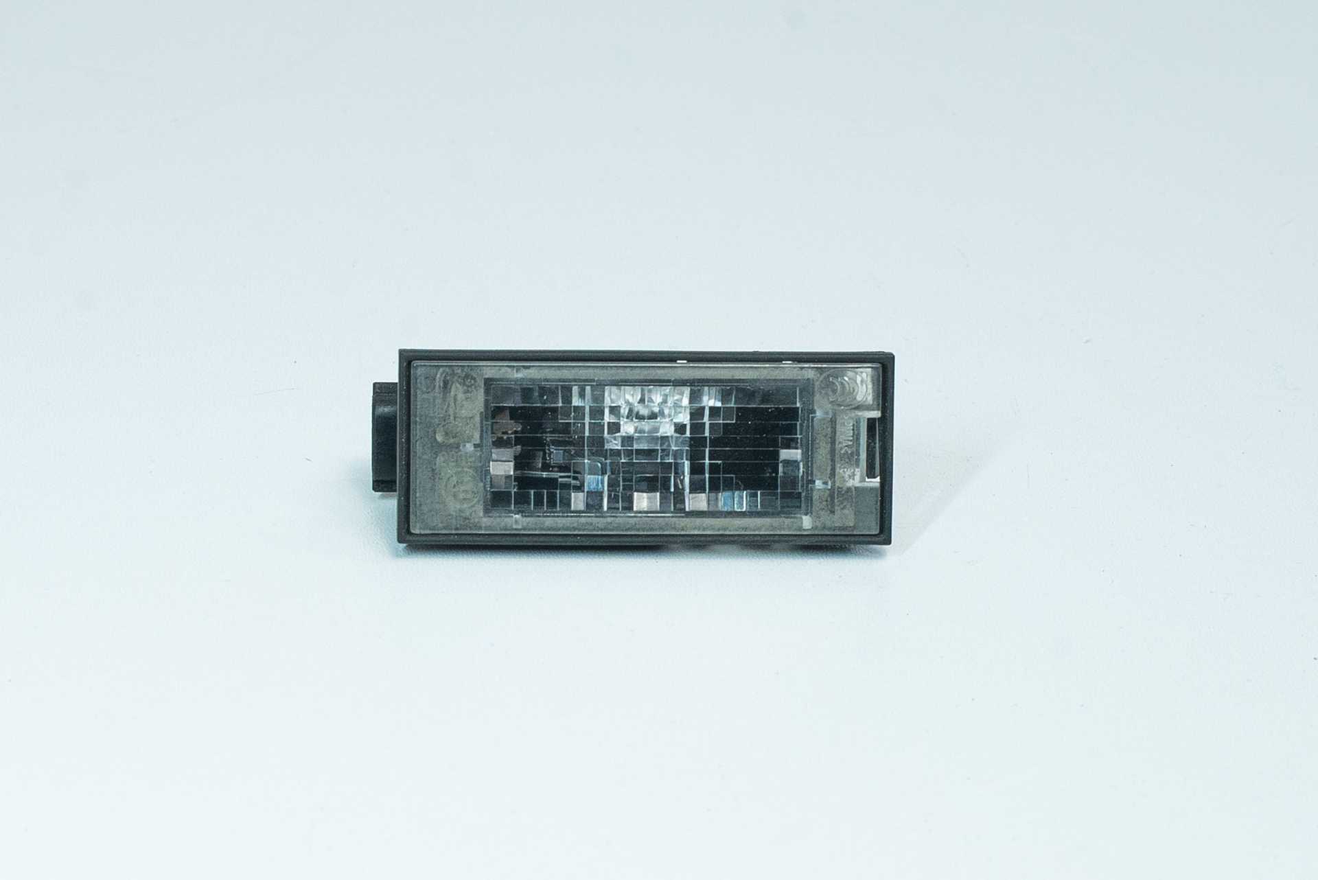 Плафон підсвітки номера Renault Master/Trafic (Opel Movano/Vivaro, Nissan NV400/NV300) 2010 -, 8200480127 Б/В