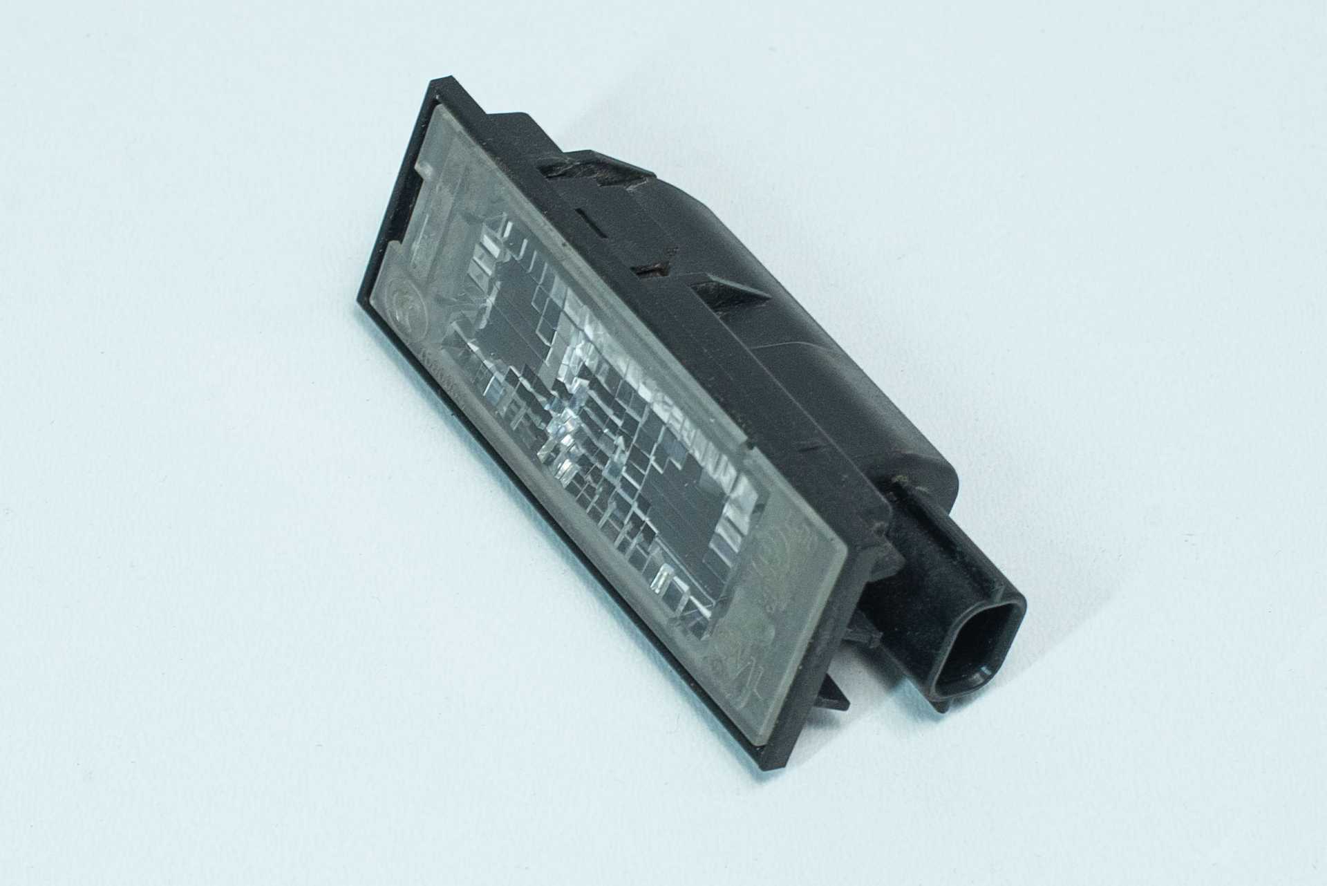 Плафон підсвітки номера Renault Master/Trafic (Opel Movano/Vivaro, Nissan NV400/NV300) 2010 -, 8200480127 Б/В