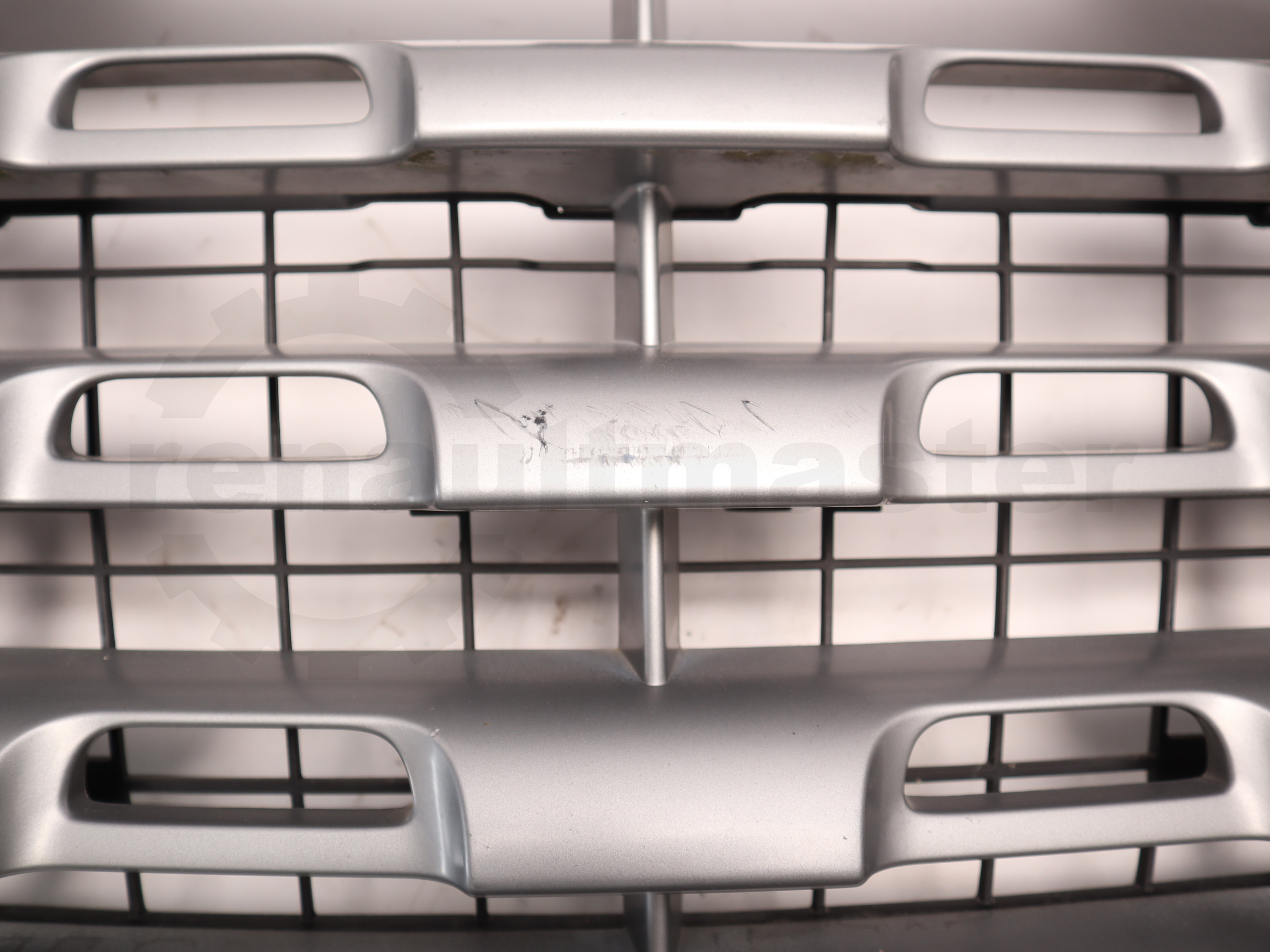 Решітка радіатора (до рестайлінга) Renault Master 2010-2014, - 623100256R Б/В