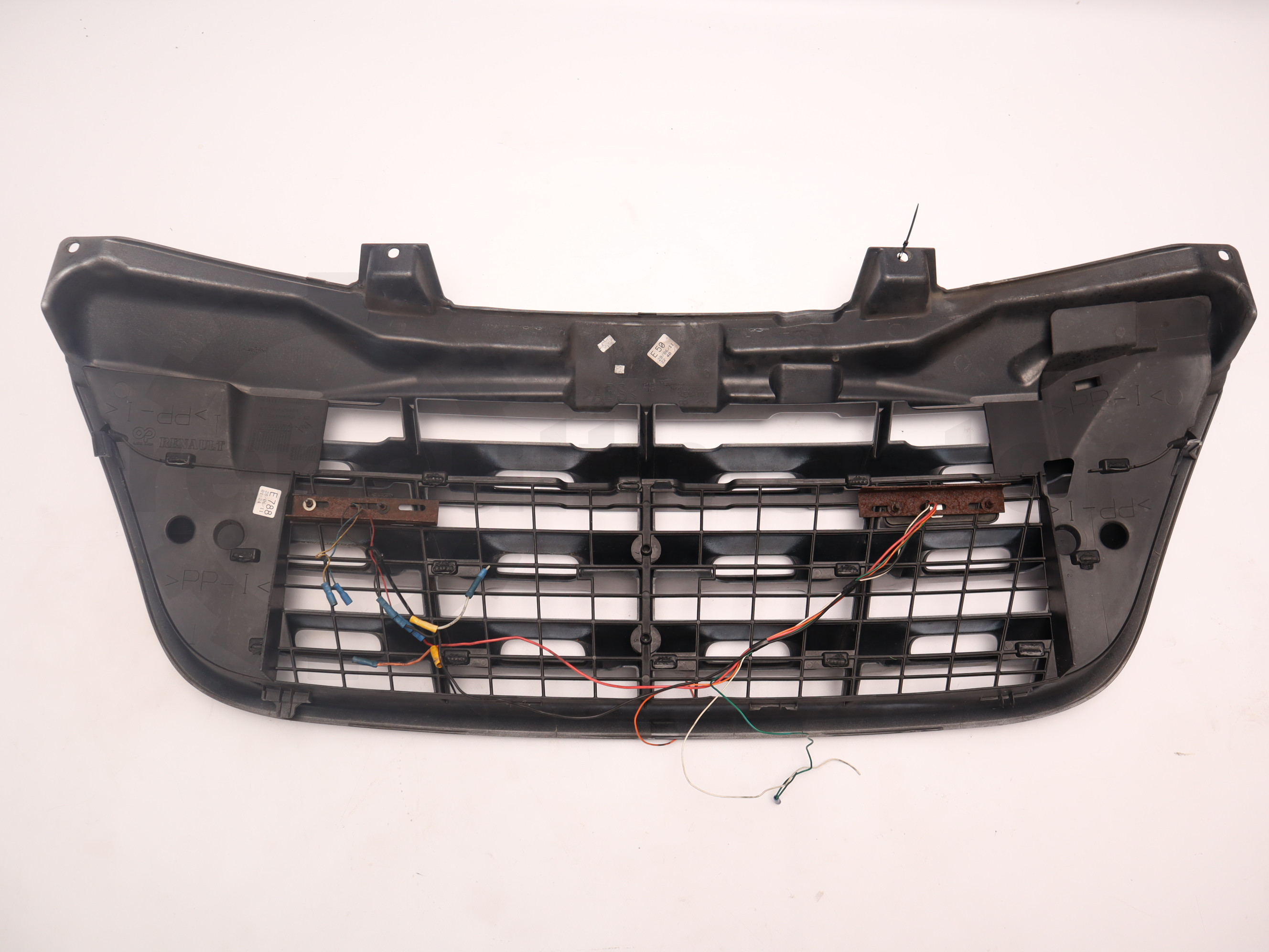 Решітка радіатора (до рестайлінга) Renault Master 2010-2014, - 623100256R Б/В
