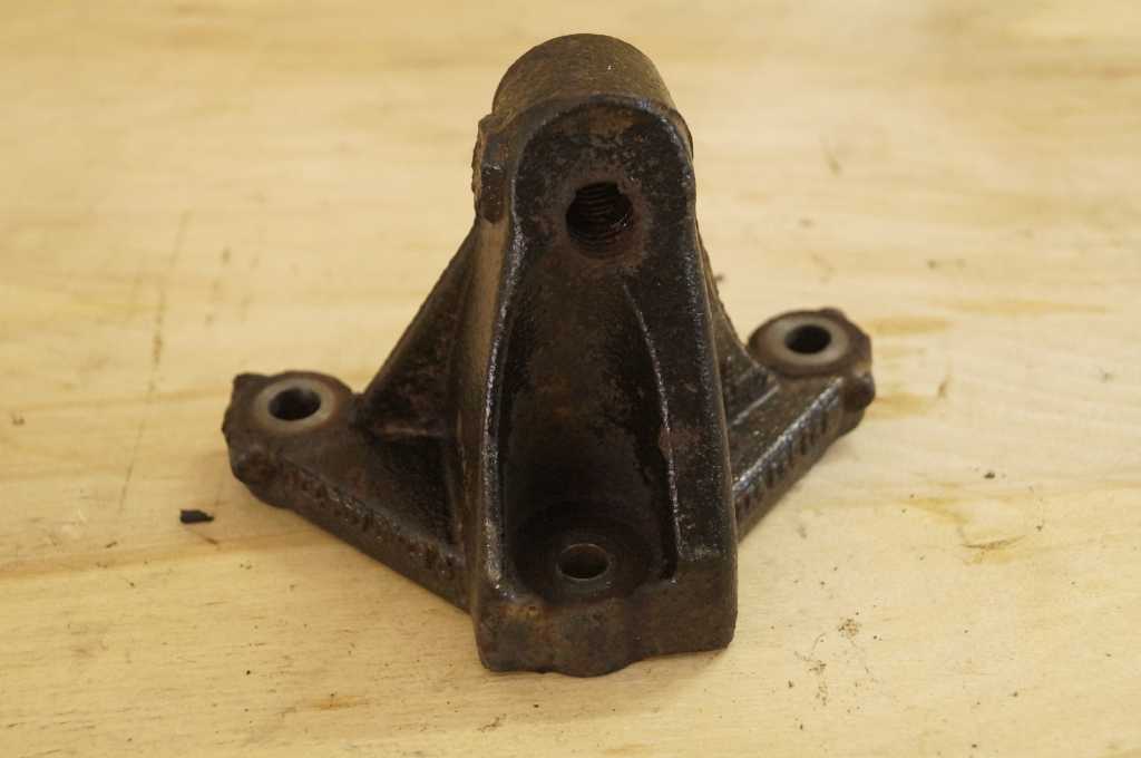 Кронштейн кріплення нижньої подушки 2.0 Renault Trafic (Vivaro, Primastar) 2006-2014, 8200404276 Б/В