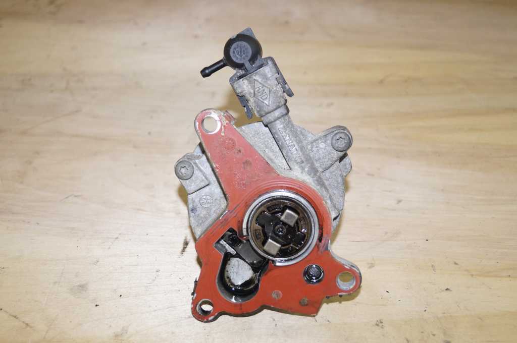 Вакуумний насос Renault Trafic 2.0 (Vivaro, Primastar) 2006-2014, 8200683982 Б/В