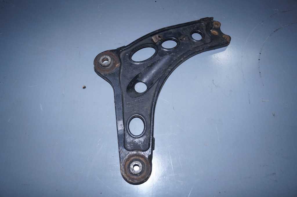 Ричаг нижній правий Renault Trafic (Vivaro, Primastar) 2006-2014, 8200876657 Б/В