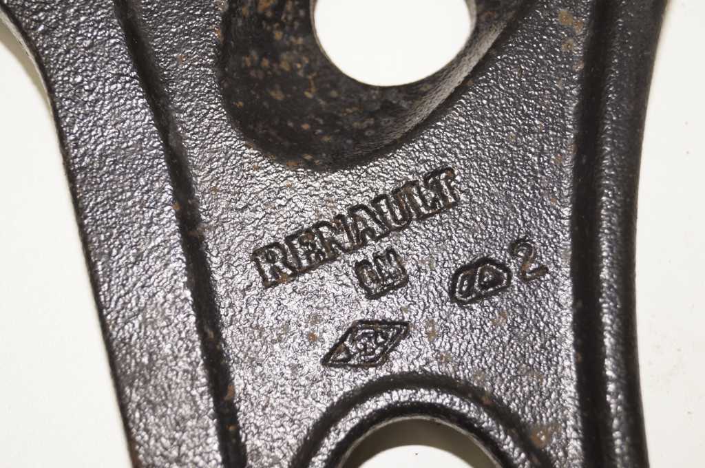 Ричаг нижній правий Renault Trafic (Vivaro, Primastar) 2006-2014, 8200876657 Б/В