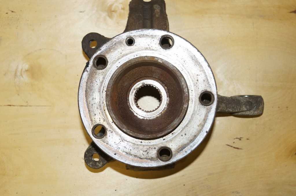 Ступиця передня ліва R-16 на 24 Renault Master (Opel Movano,Nissan Interstar) 2003-2010, 8220001126 24 Б/В