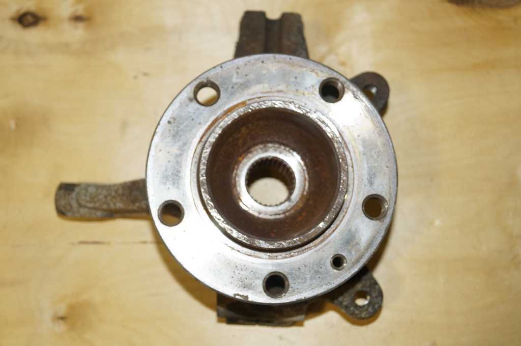 Ступиця передня права R-16 на 24 Renault Master (Opel Movano,Nissan Interstar) 2003-2010, 8220001127 24 Б/В