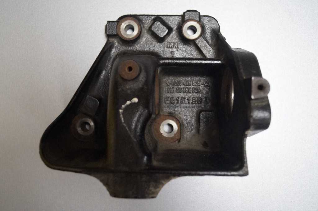 Кронштейн підвісного підшипника 2.5DCI Renault Trafic 2007-2010, 8200426805 Б/В