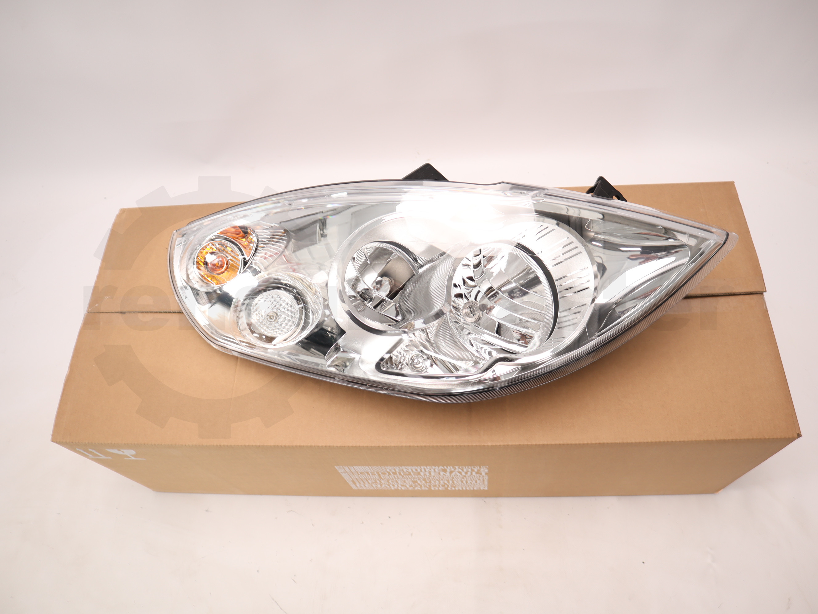 Фара передня права Renault Master, 2010-, 260108490R OE