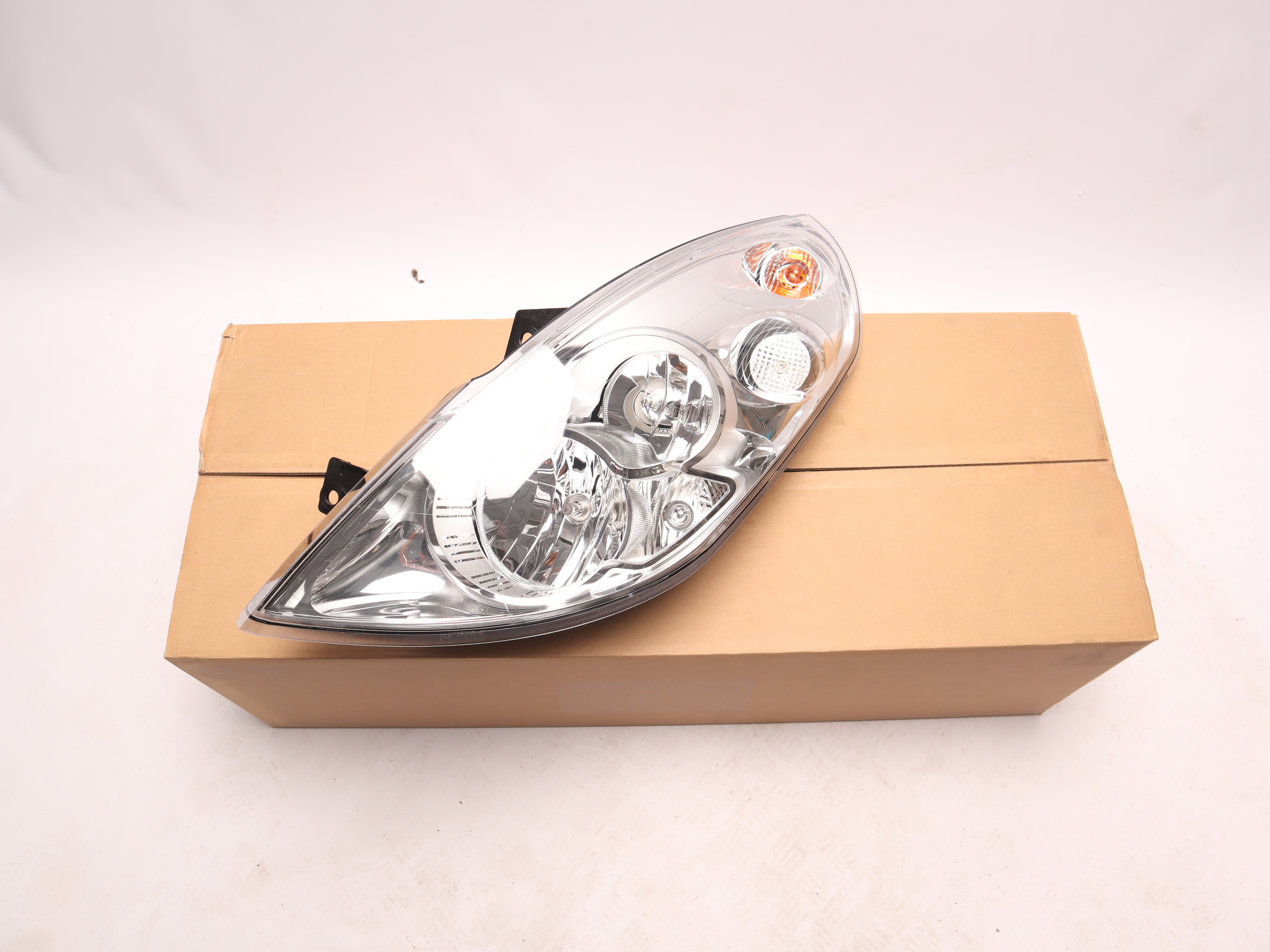 Фара передня ліва Renault Master, 2010-, 260602078R OE