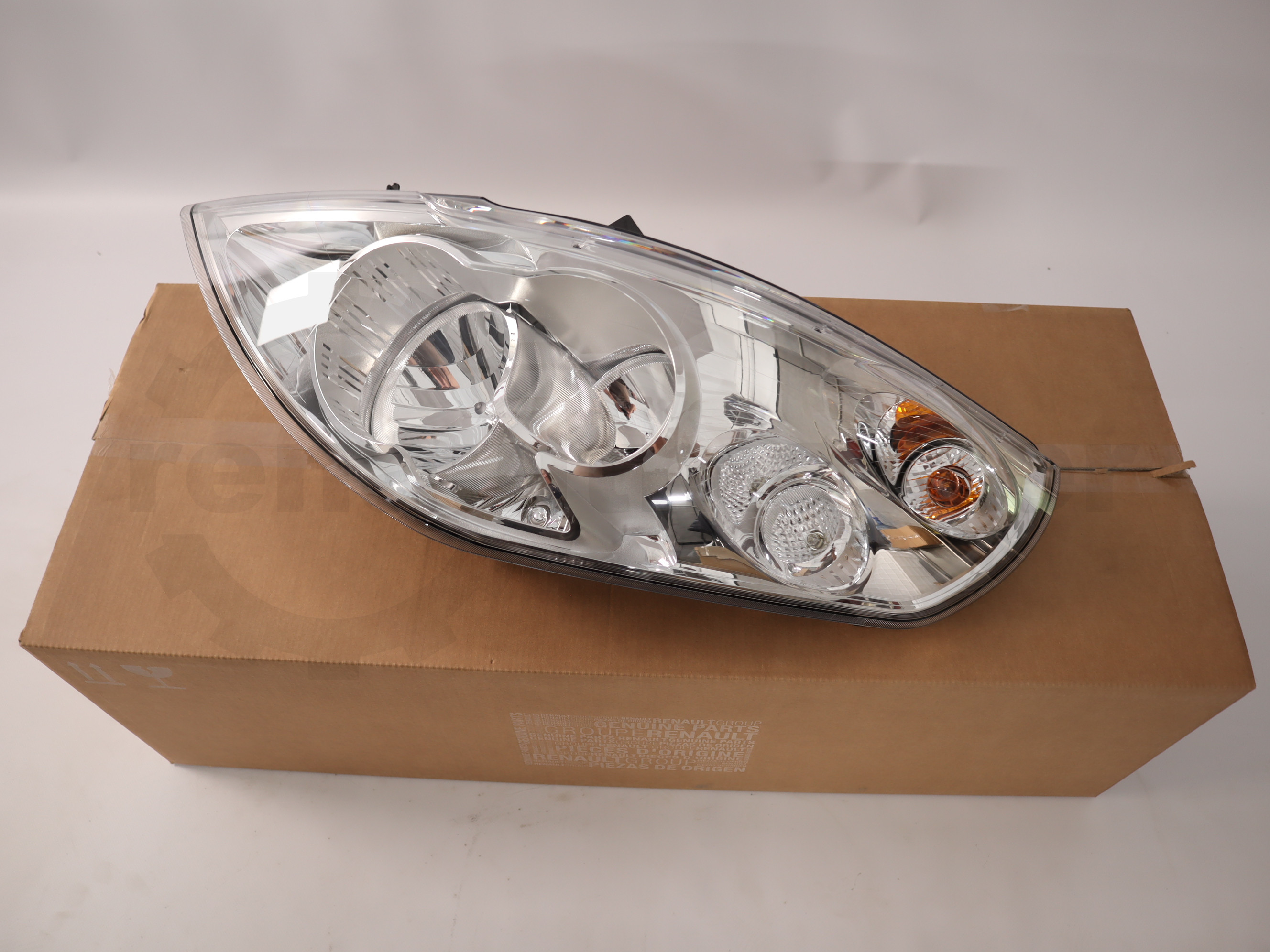 Фара передня ліва Renault Master, 2010-, 260602078R OE