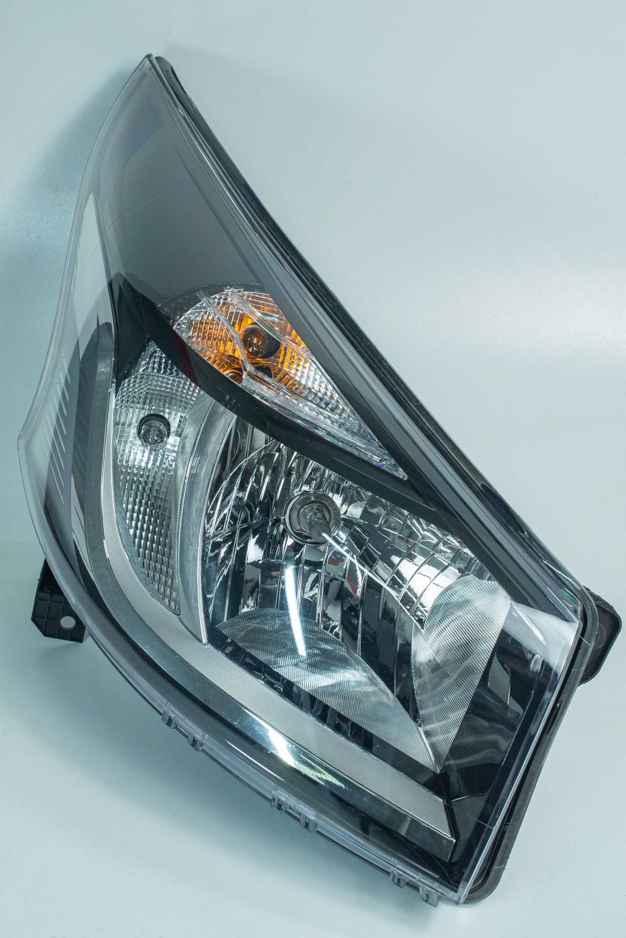 Фара передня права  Renault Trafic 2014 -, 260101161R Б/В