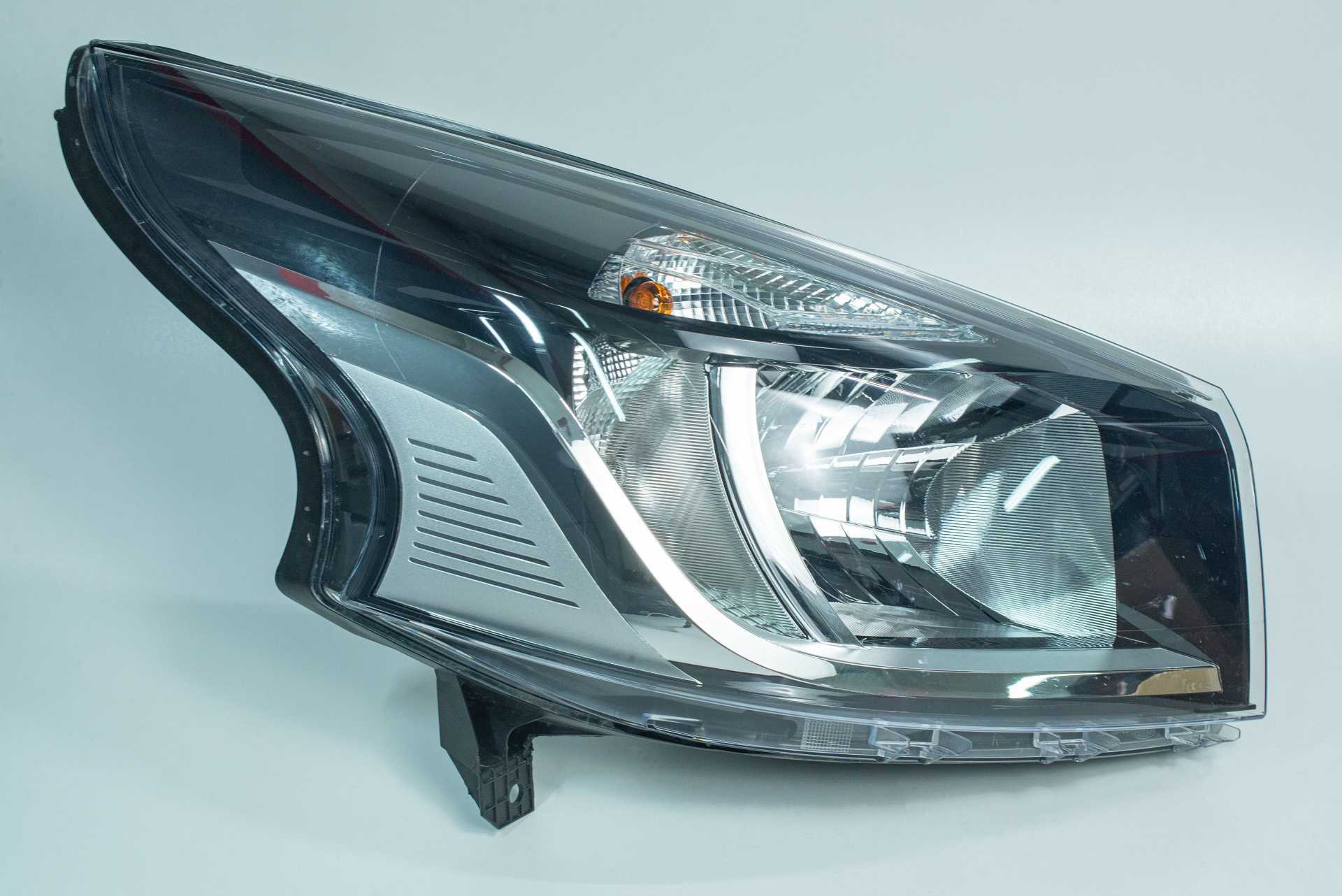 Фара передня права  Renault Trafic 2014 -, 260101161R Б/В