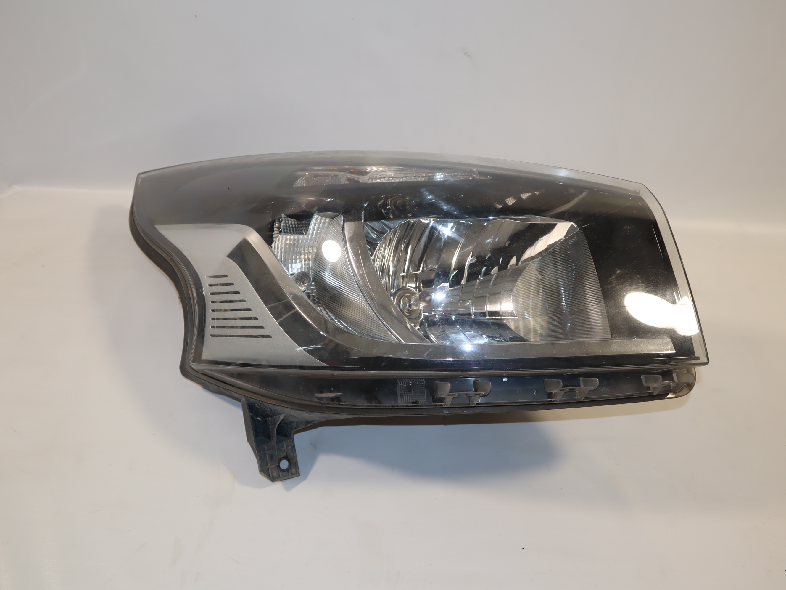 Фара передня права  Renault Trafic 2014 -, 260101161R Б/В
