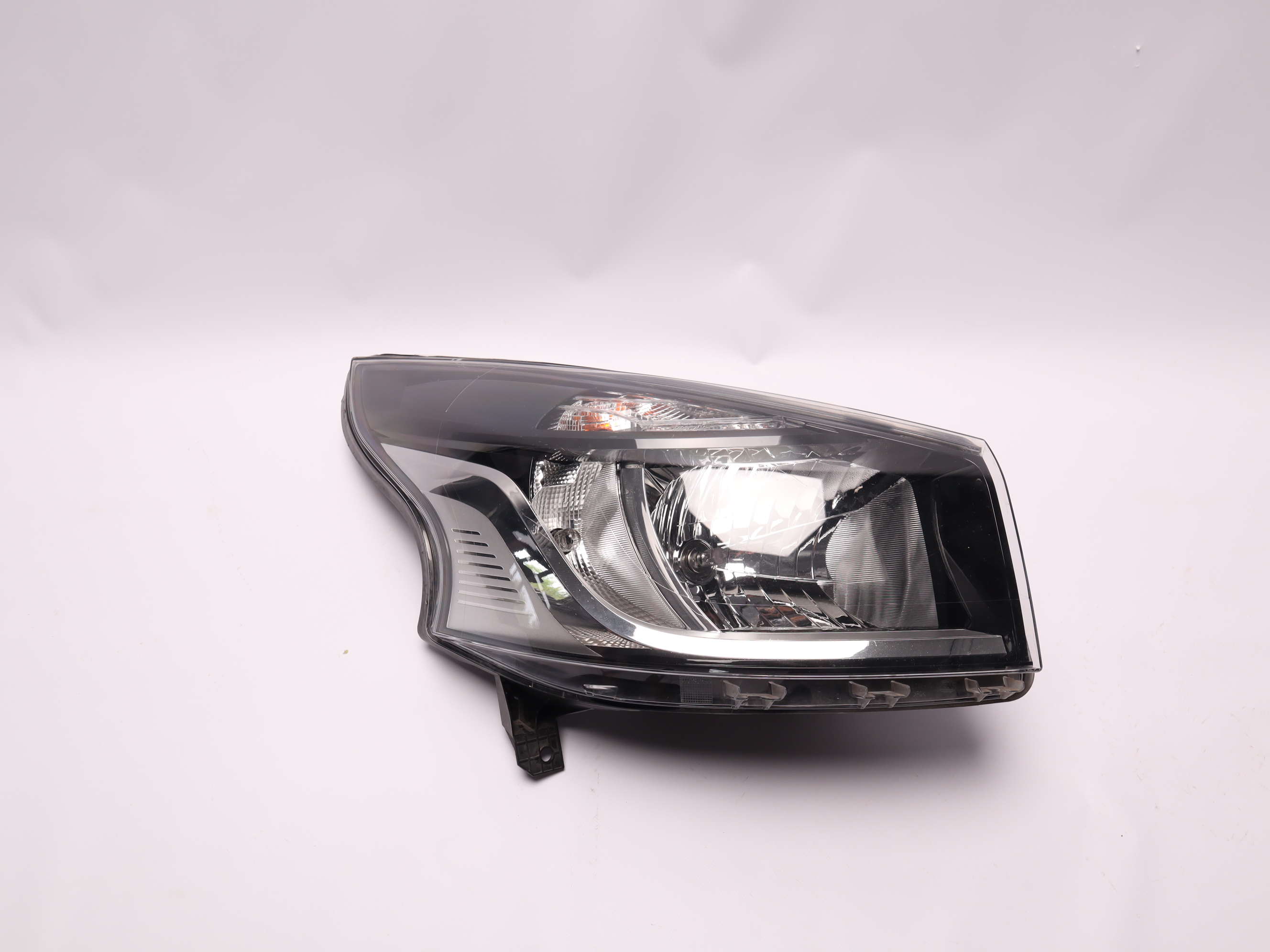 Фара передня права  Renault Trafic 2014 -, 260101161R Б/В