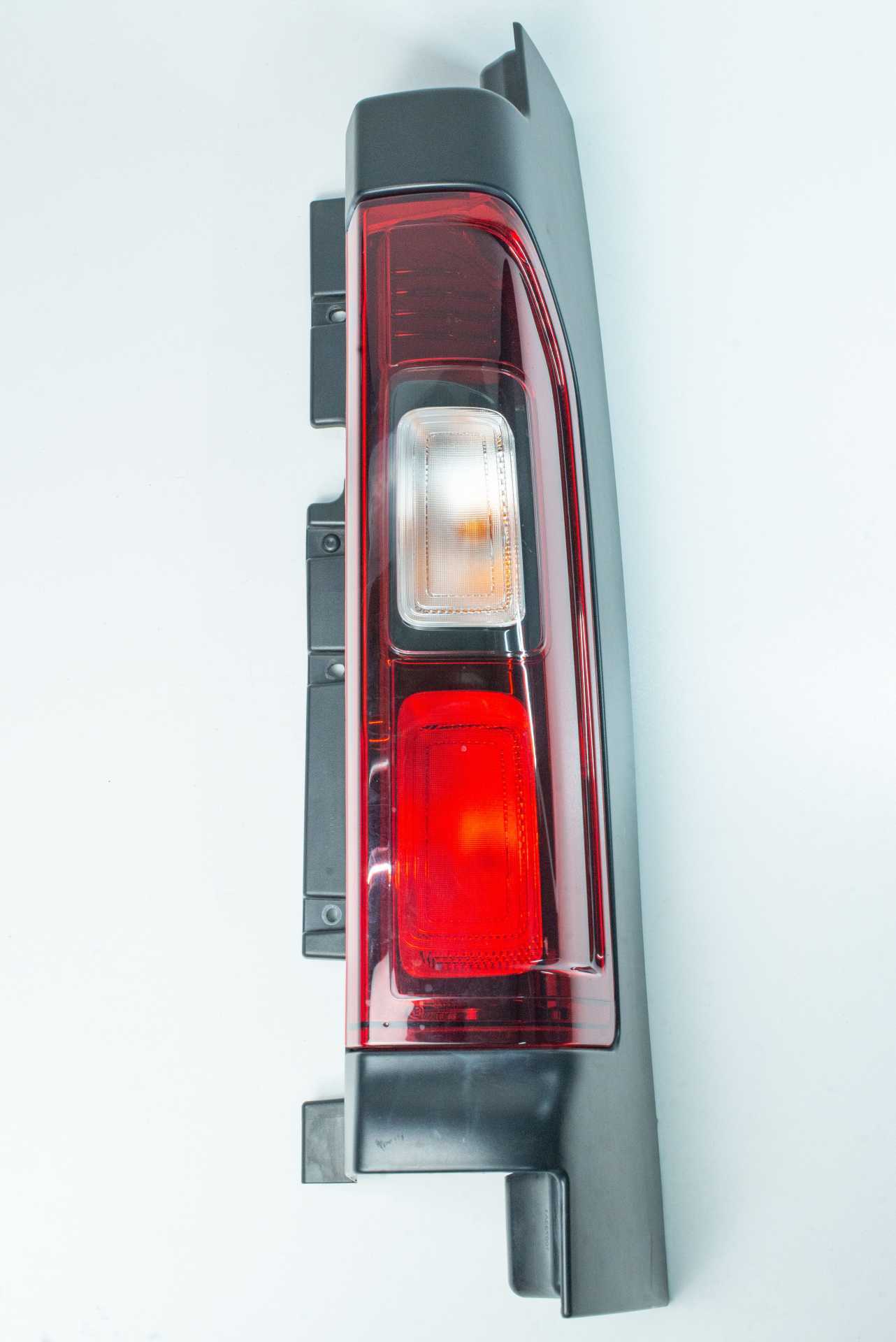 Ліхтар задній правий 180* Renault Trafic (Opel Vivaro, Nissan NV300) 2014 -, 265504656R (180*) Б/В