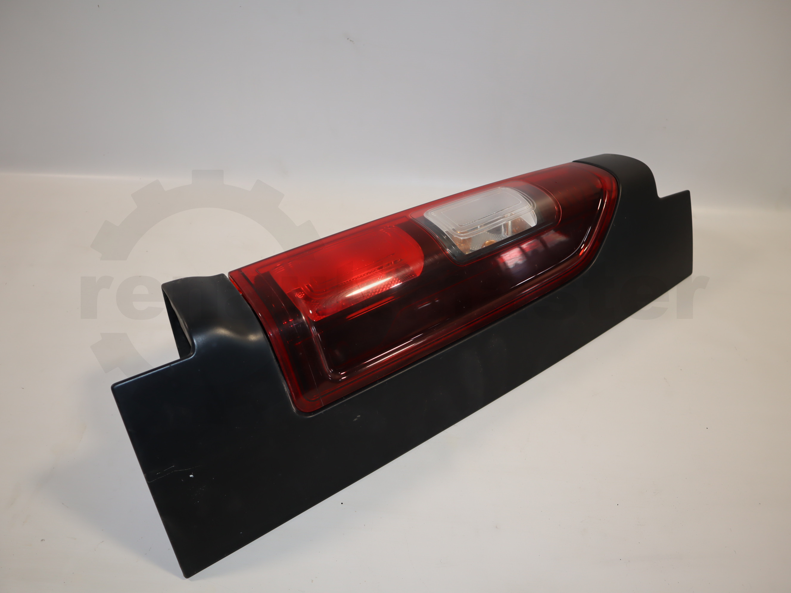 Ліхтар задній правий 180* Renault Trafic (Opel Vivaro, Nissan NV300) 2014 -, 265504656R (180*) Б/В