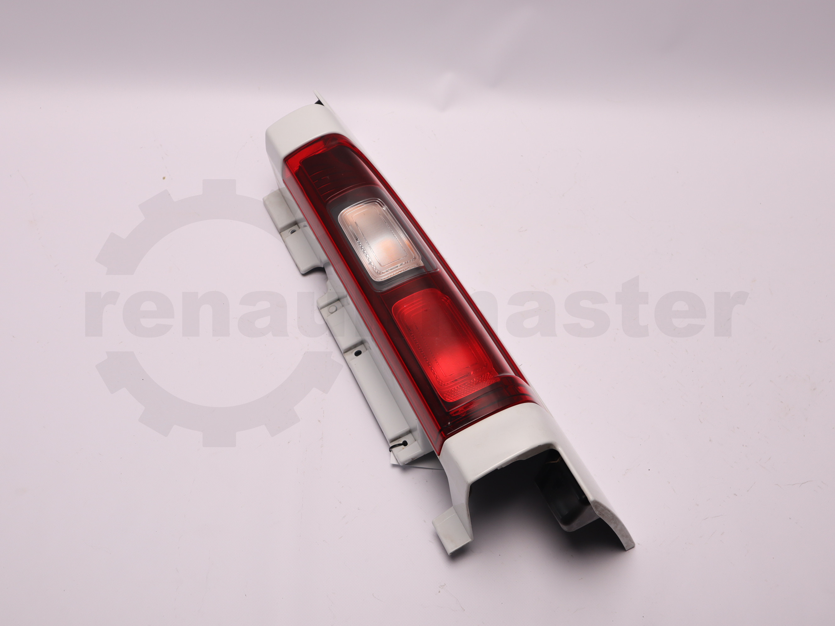Ліхтар задній правий 180* Renault Trafic (Opel Vivaro, Nissan NV300) 2014 -, 265504656R (180*) Б/В