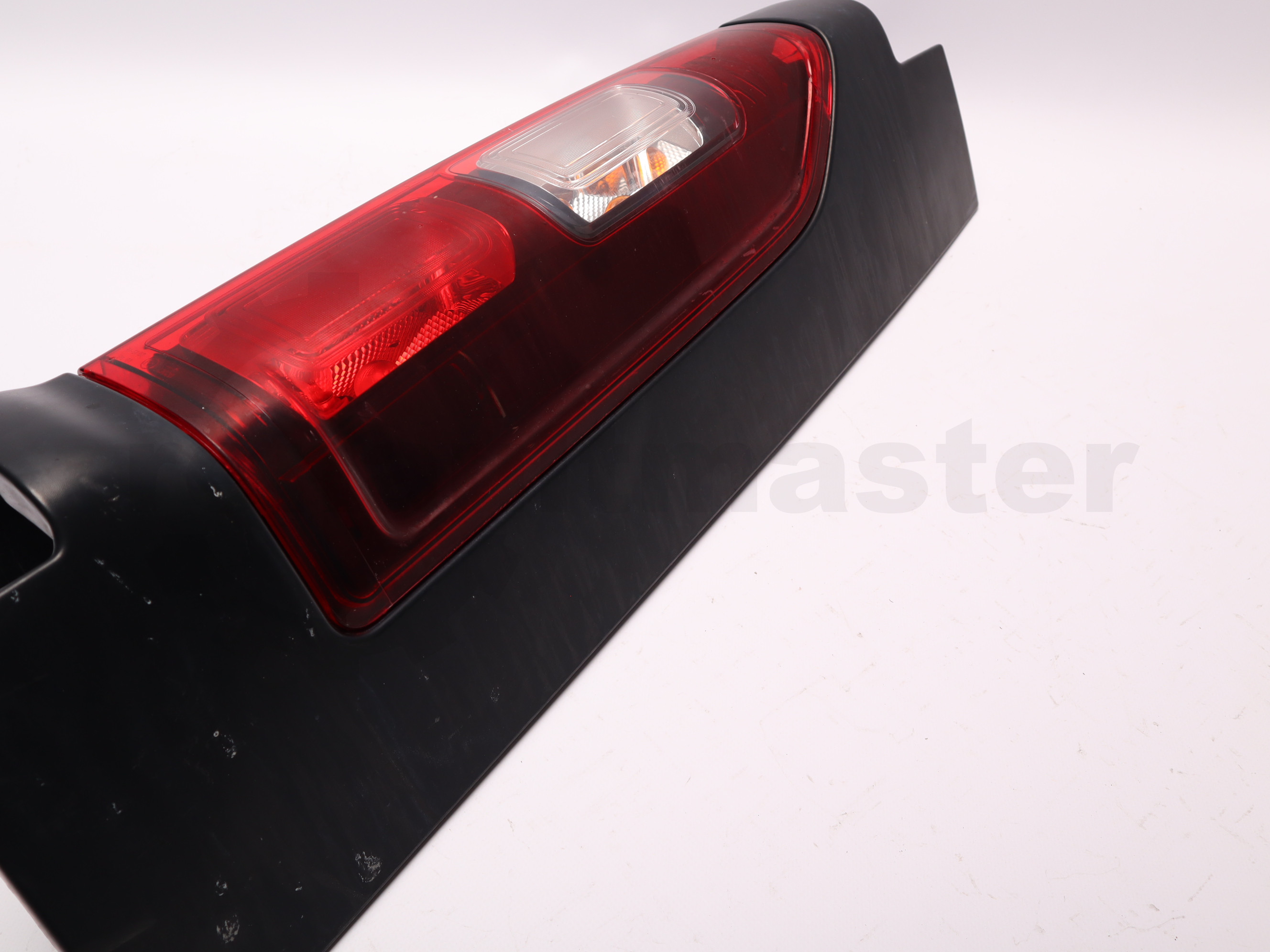 Ліхтар задній правий 180* Renault Trafic (Opel Vivaro, Nissan NV300) 2014 -, 265504656R (180*) Б/В