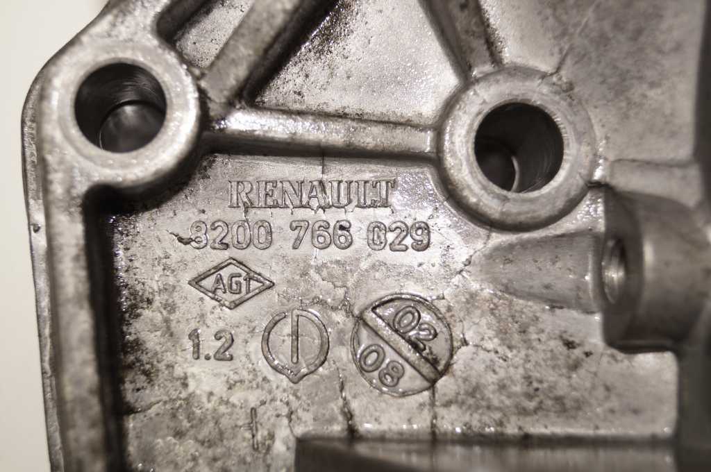 Кронштейн кріплення двигуна правий 2.5 Renault Master (Vivaro, Primastar) 1998-2010, 8200766029 Б/В