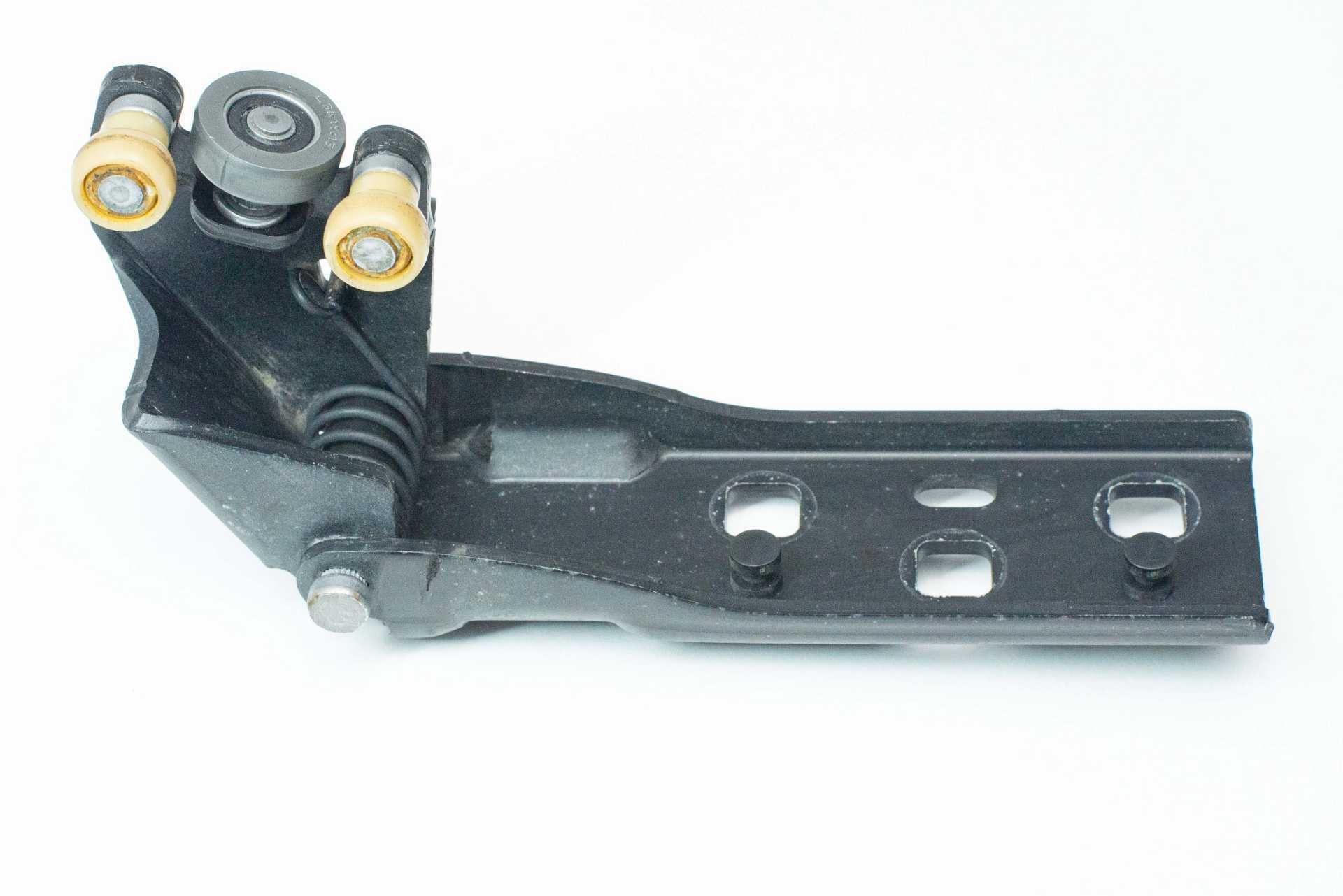 Ролик правих бокових дверей середній Renault Trafic (Opel Vivaro, Nissan NV300) 2014 -, 777647086R Б/В