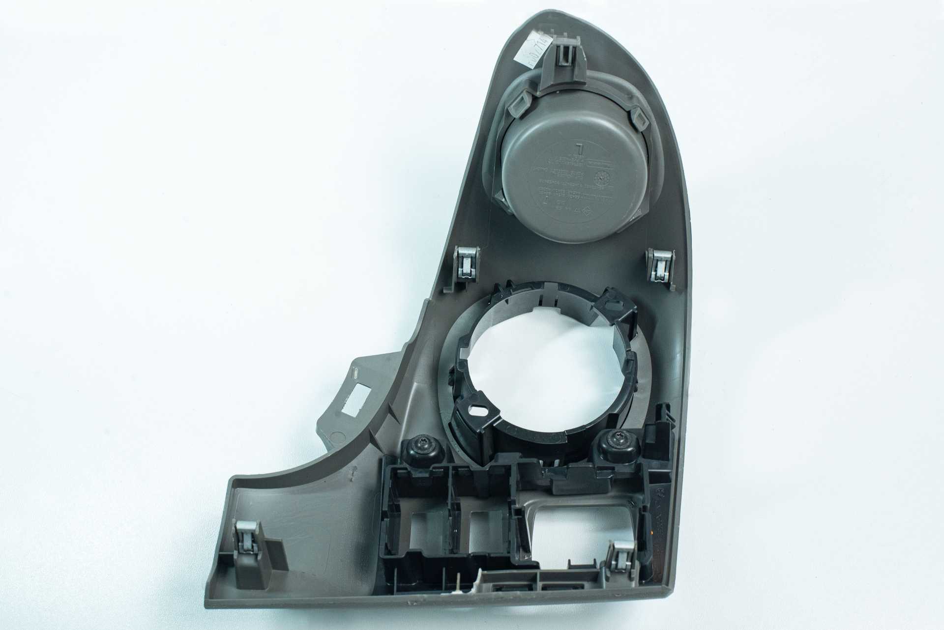 Елемент лівої частини центральної панелі Renault Trafic (Opel Vivaro, Nissan NV300) 2014 -, 683112651R Б/В