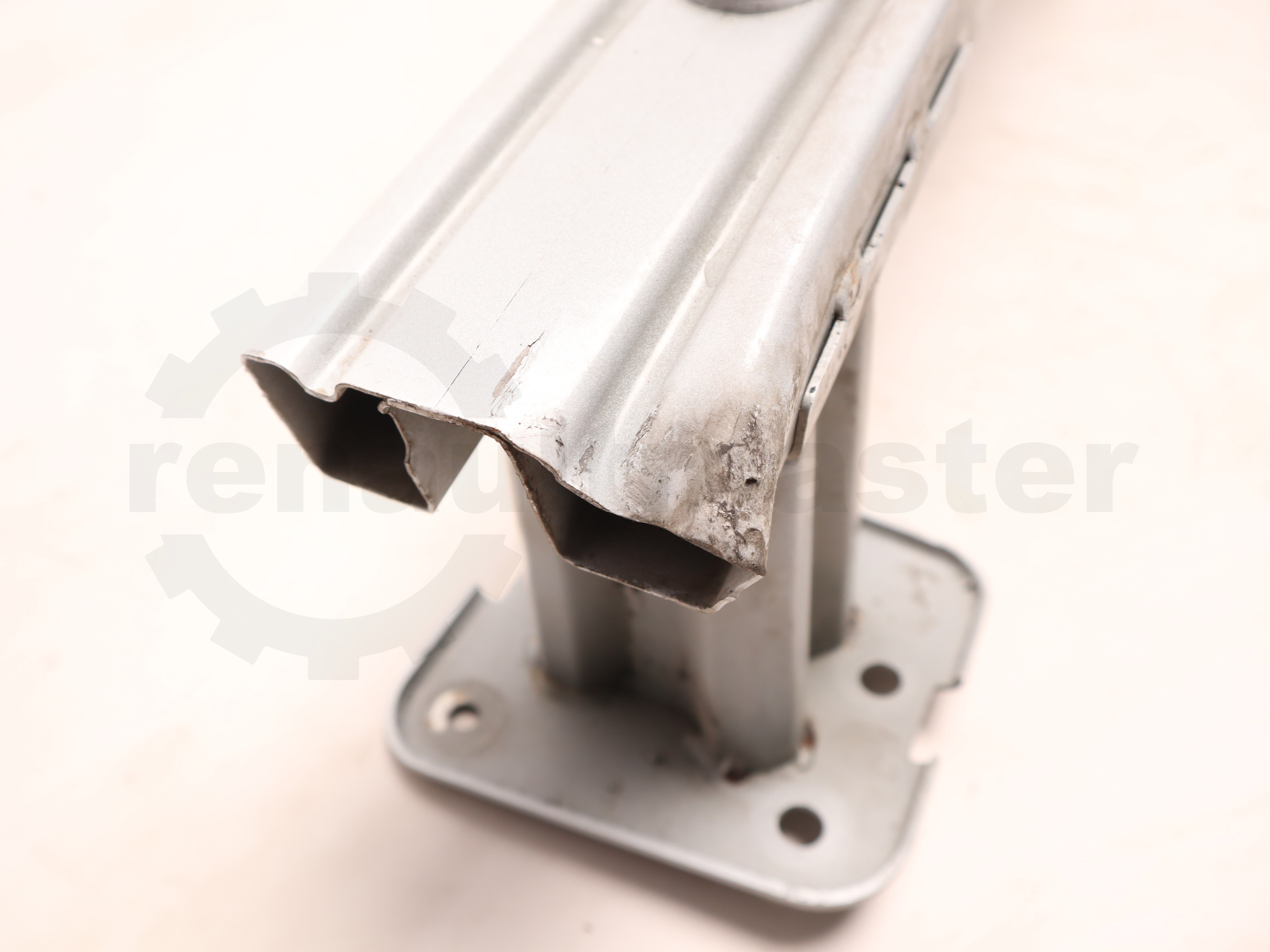 Підсилювач бампера переднього Renault Trafic (Opel Vivaro, Nissan NV300) 2014 -, 752108962R 752101525R Б/В