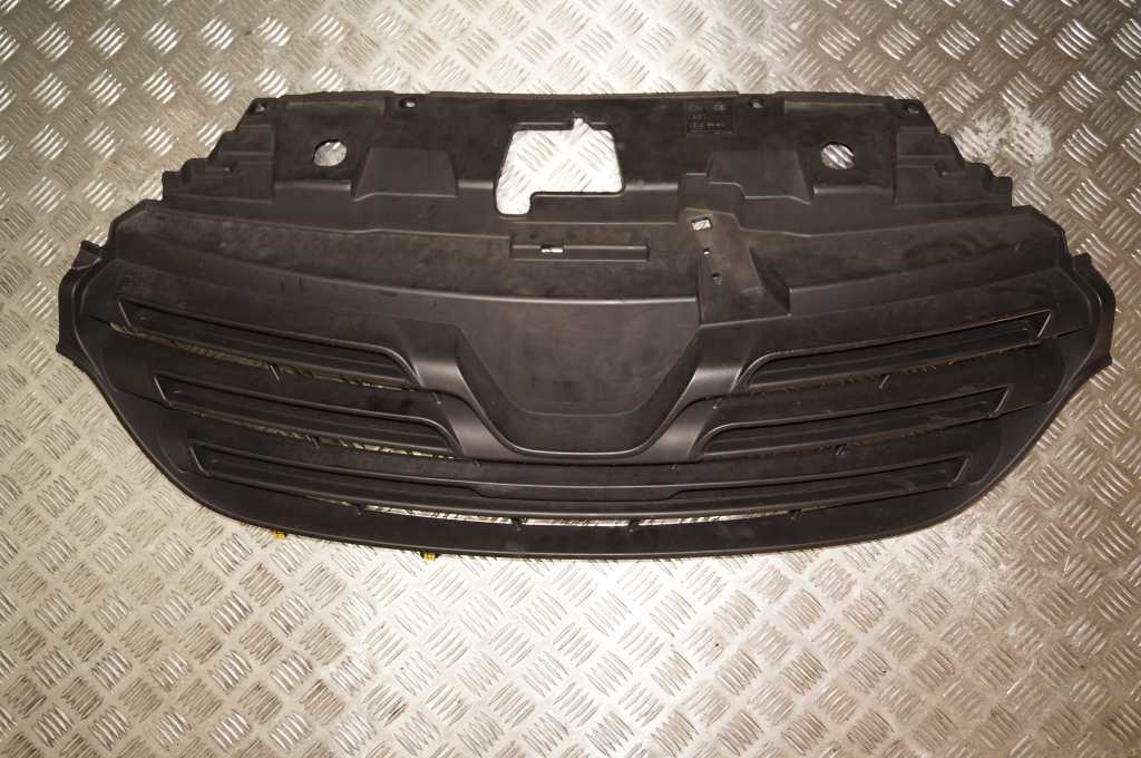 Решітка радіатора Renault Trafic 2014 -, 623108673R Б/В