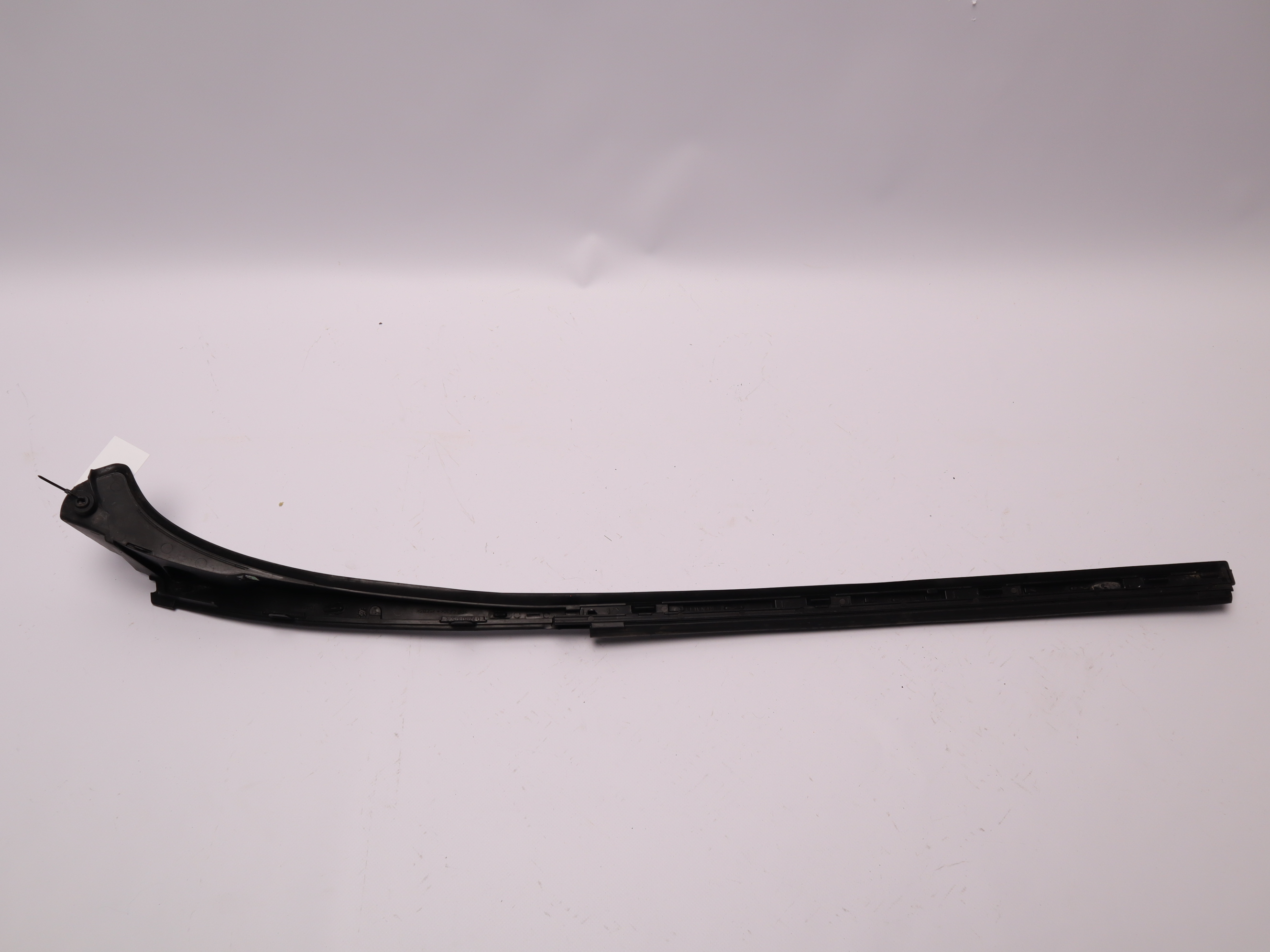 Накладка лобового скла права Renault Trafic (Opel Vivaro, Nissan NV300) 2014 -, 727608750R Б/В