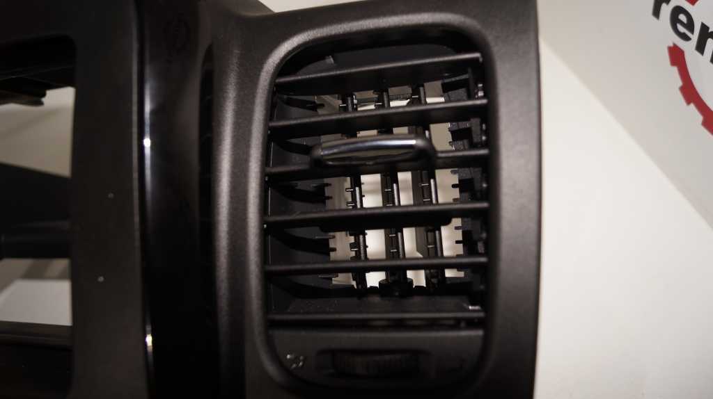 Декор центральної консолі Renault Trafic  (Opel Vivaro, Nissan NV300), 2014-, 682607479R Б/В
