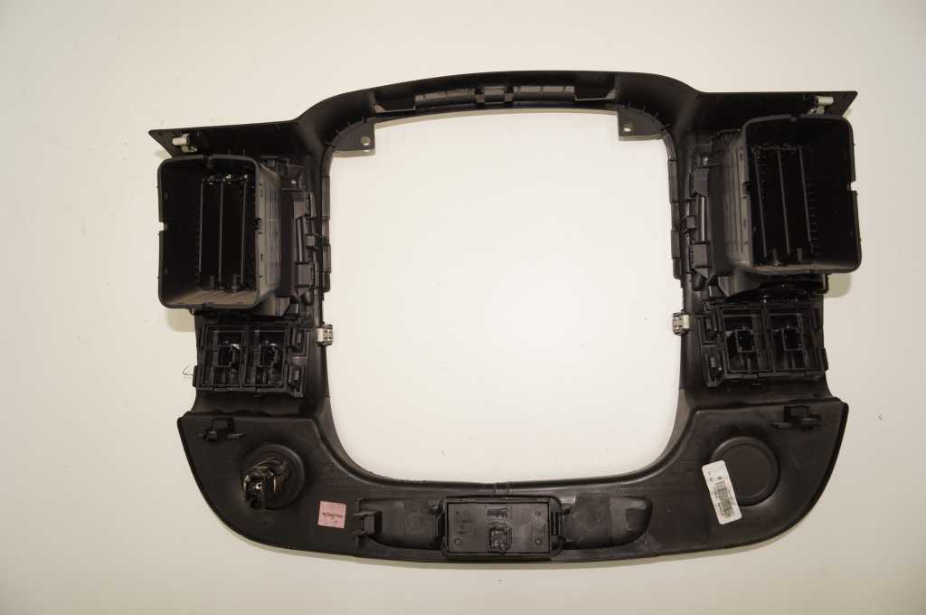 Декор центральної консолі Renault Trafic  (Opel Vivaro, Nissan NV300), 2014-, 682607479R Б/В