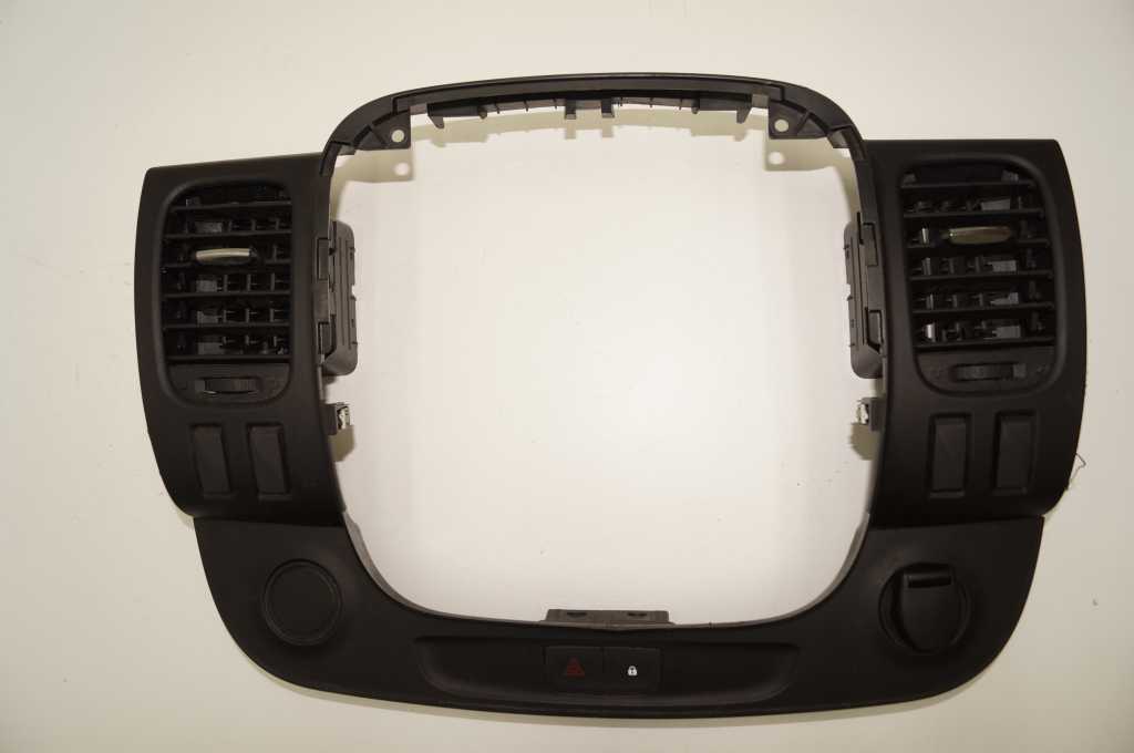 Декор центральної консолі Renault Trafic  (Opel Vivaro, Nissan NV300), 2014-, 682607479R Б/В
