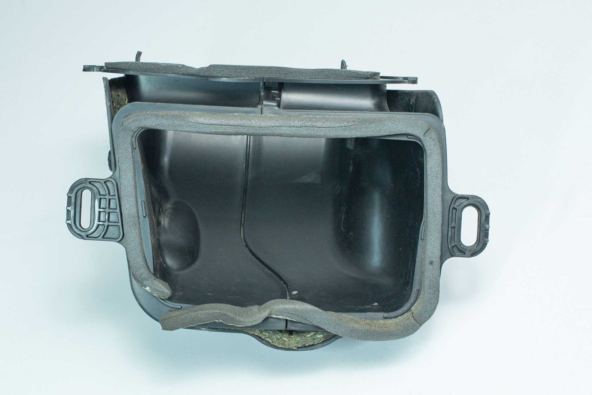 Забірник повітря правий Renault Trafic (Opel Vivaro, Nissan NV300) 2014 -, 687781491R Б/В