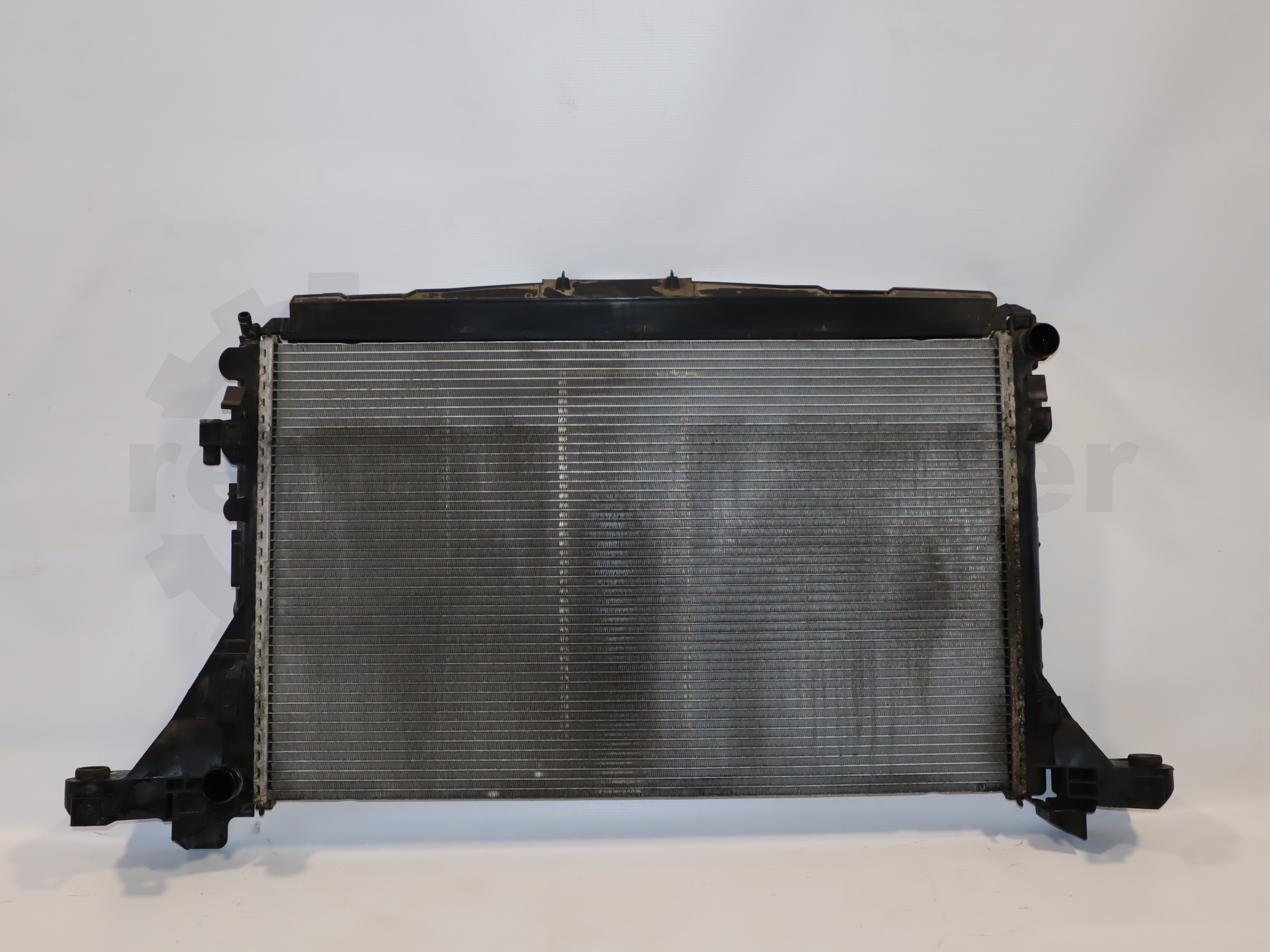 Радіатор водяний, основний (патрубки по діагоналі) Renault Master (Opel Movano, Nissan NV400) 2010 -,  214108535R Б/В