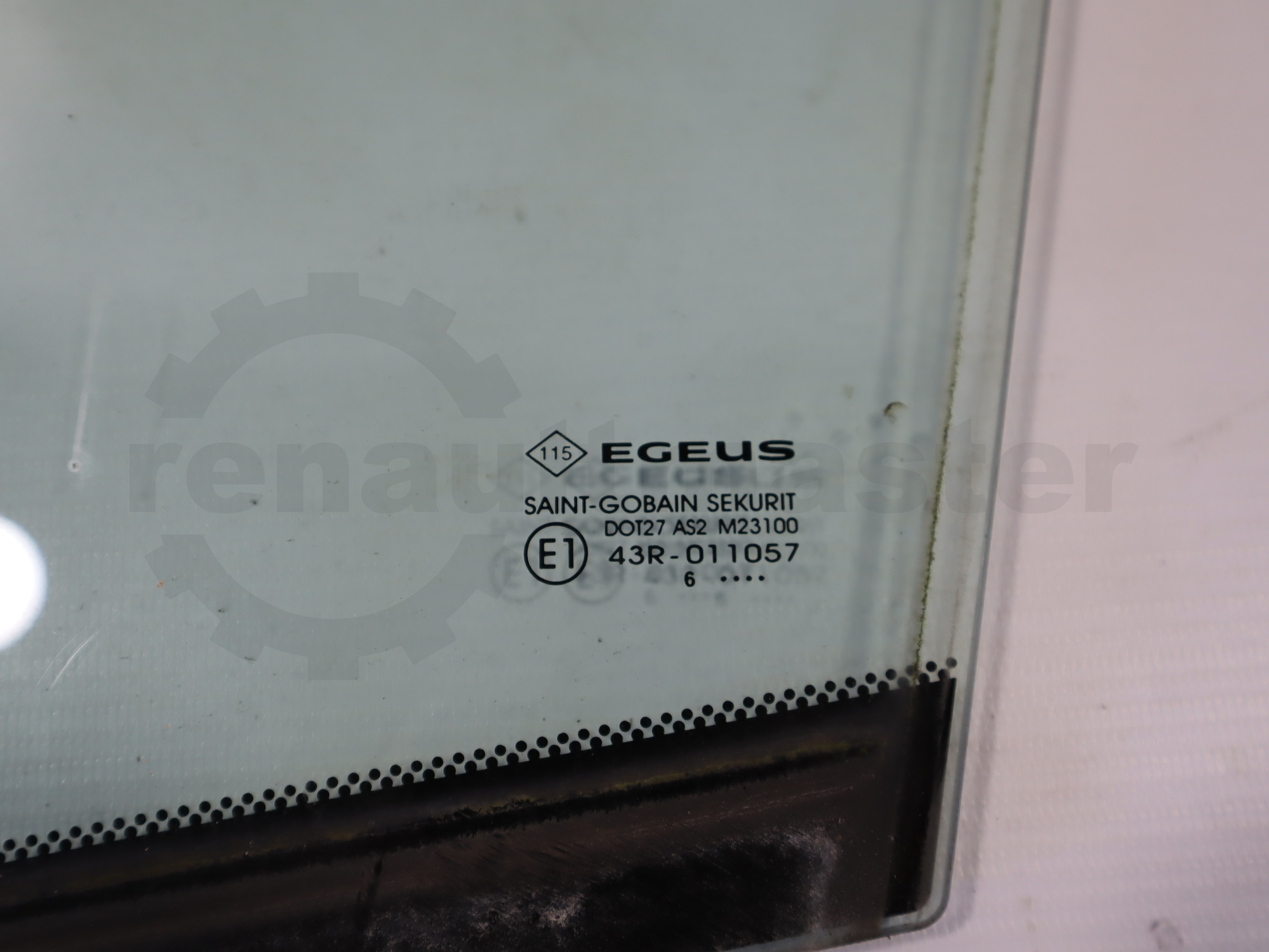 Скло бокове мале ліве (форточка) Renault Trafic (Opel Vivaro, Nissan NV300) 2014 -, 802633742R Б/В