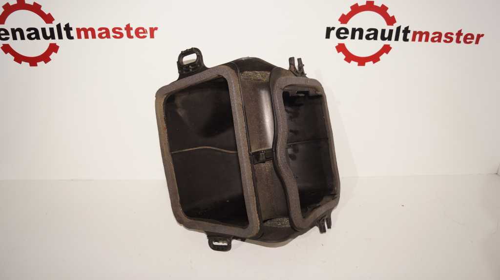Забірник повітря лівий Renault Trafic (Opel Vivaro, Nissan NV300) 2014 -, 687796862R Б/В